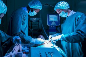 Kina kryen transplantin e parë në botë të mëlçisë dhe veshkave të derrit te një pacient