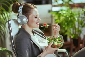 9 truke psikologjike që ju ndihmojnë të hani më shëndetshëm pa dietë