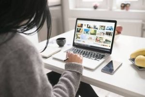 Kultura e “gjithmonë online” dhe ndikimi në shëndetin mendor