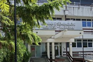 Rreth 70 pacientë në QKUK me simptoma të helmimit nga ushqimi, 22 të hospitalizuar