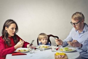 Si ndikon përdorimi i telefonit gjatë vakteve familjare?