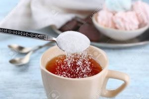 Sheqeri në çaj, a ndikon te vlerat ushqyese?
