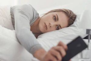 A e hapni telefonin sapo zgjoheni? Ja si ndikon ky zakon në trurin dhe sytë tuaj