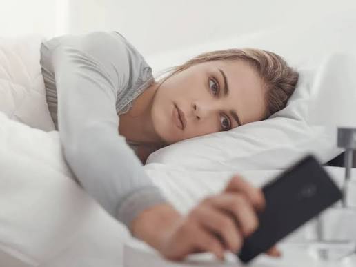 A e hapni telefonin sapo zgjoheni? Ja si ndikon ky zakon në trurin dhe sytë tuaj