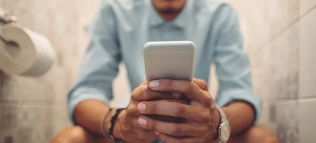 Telefoni në tualet, një zakon që mund të dëmtojë shëndetin