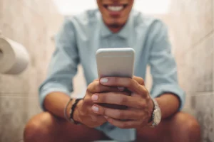 Telefoni në tualet, një zakon që mund të dëmtojë shëndetin