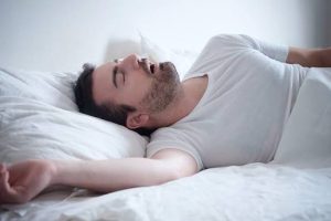 Çfarë është apnea e gjumit dhe cilat janë shenjat që nuk duhet t’i neglizhojmë?