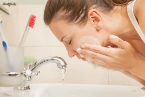 A duhet ta lajmë fytyrën në mëngjes nëse e kemi larë para gjumit?