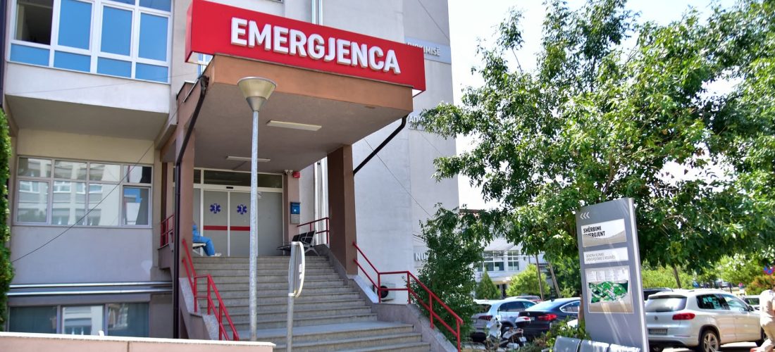 Dy persona me plagë armësh në QKUK, 25-vjeçarja pa shenja jete, 26-vjeçari në gjendje të rëndë