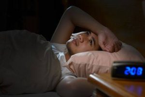Pse zgjohemi natën dhe e kemi të vështirë të flemë përsëri?