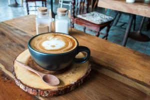 Pse kemi nevojë për kafe sapo zgjohemi? Dhe çfarë ndodh nëse e pimë menjëherë?