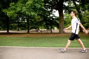 A është mirë të ecni pas ushqimit? Ja çfarë mund të përfitoni