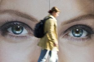 Ndjenja sikur të gjithë po na shikojnë dhe vërejnë çdo lëvizje tonën