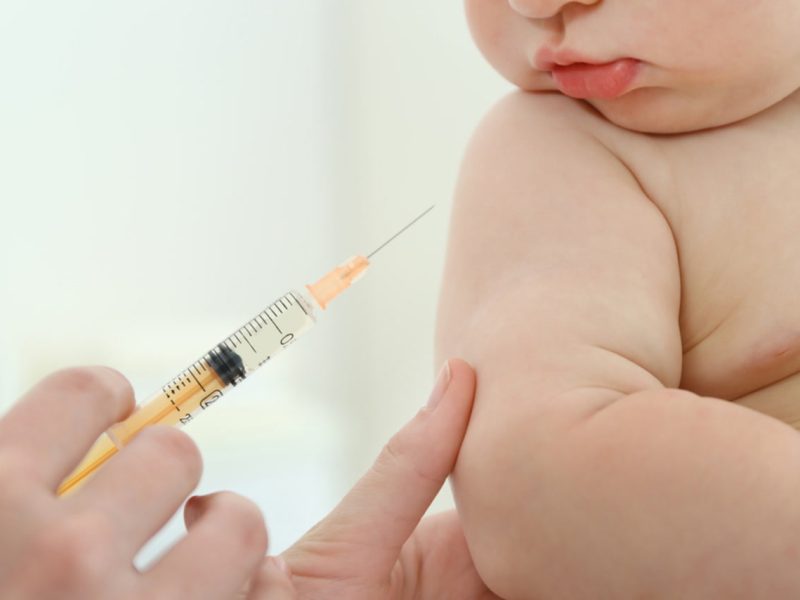 A shkakton vaksina MMR autizëm? Studimi me 2.5 milionë fëmijë jep përgjigjen