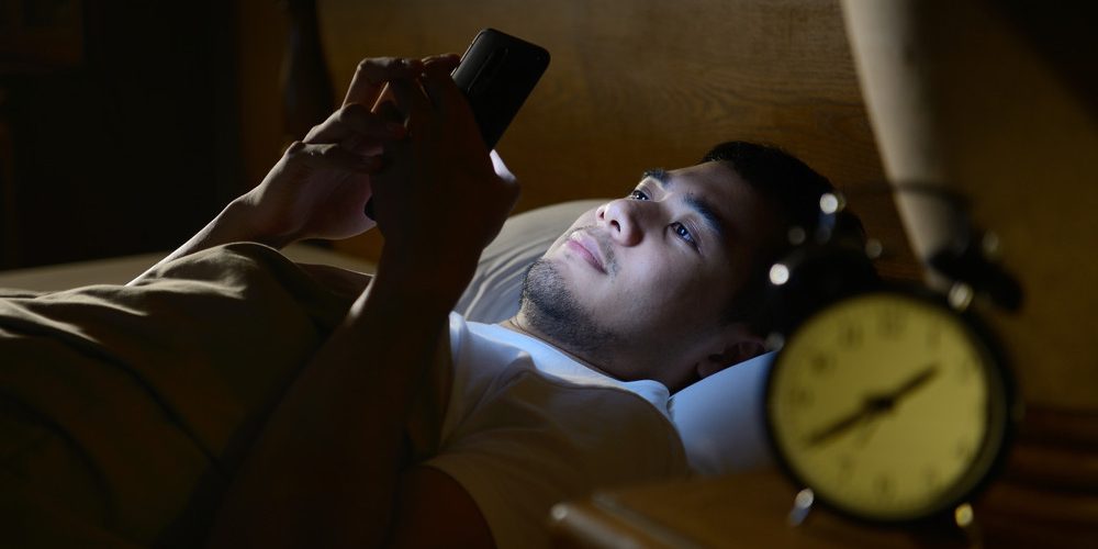 Përdorimi i telefonit para gjumit: si ndikon në pushimin tonë?