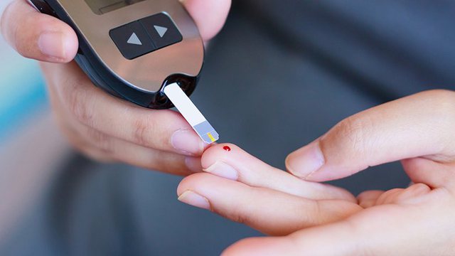 Sheqeri i lartë në gjak: Cilat janë shenjat që nuk duhen neglizhuar?
