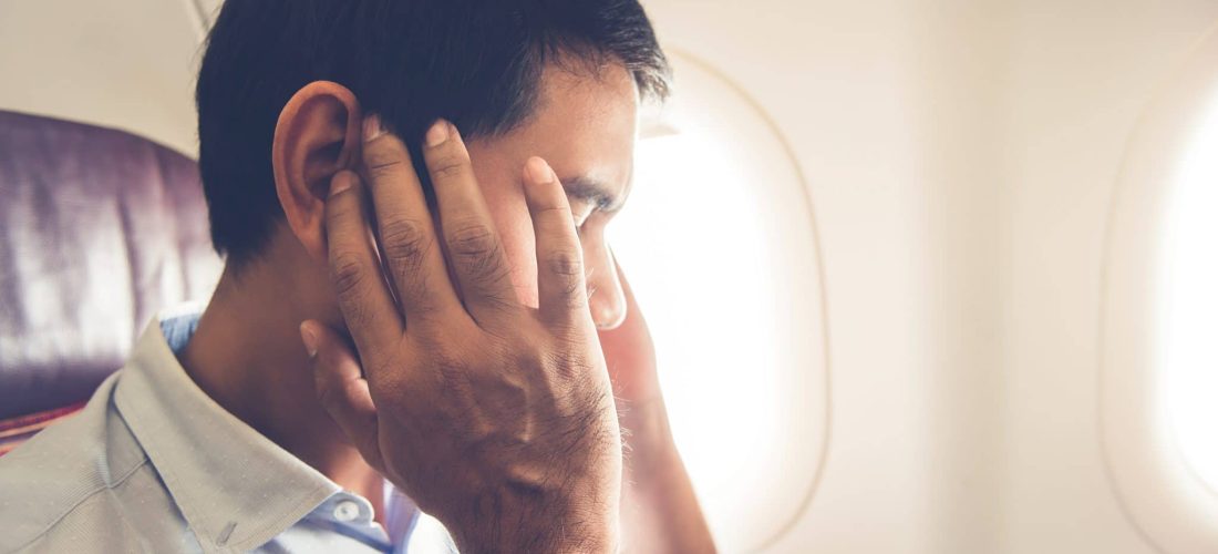 Pse na zihen veshët gjatë fluturimit me aeroplan?