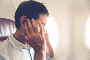 Pse na zihen veshët gjatë fluturimit me aeroplan?