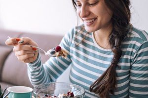 Dieta dhe shëndeti mendor: A ndikon ushqimi në mënyrën se si ndihemi?