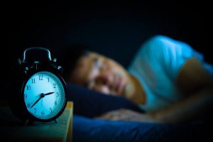 Çfarë i ndodh trupit kur flemë në orare të ndryshme çdo natë?