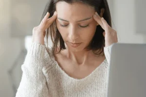 A mund të shkaktojë mungesa e vitaminës B12 probleme me kujtesën dhe përqendrimin?
