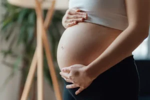 Si të kujdeseni për lëkurën tuaj gjatë shtatzënisë – çfarë është e sigurt për t’u përdorur dhe çfarë duhet të shmangni