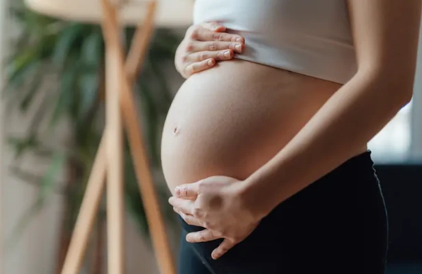 Si të kujdeseni për lëkurën tuaj gjatë shtatzënisë – çfarë është e sigurt për t’u përdorur dhe çfarë duhet të shmangni