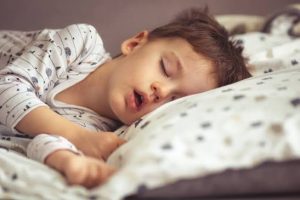 Kur duhet të shqetësohen prindërit për gërhitjen, frymëmarrjen me gojë ose gjumin e shqetësuar te fëmijët?