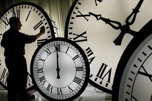 Pse ndryshimi i orës mund të ndikojë në gjumë dhe përqendrim?