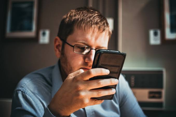 Çfarë ndodh me trurin kur kalojmë shumë kohë në telefon?